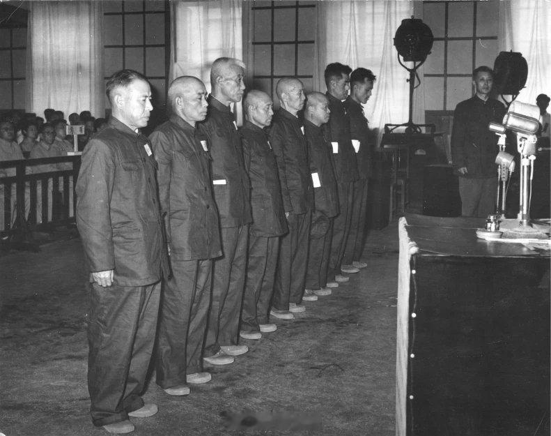 历史上的今天，新中国在沈阳首次公开开庭审理日本战犯。庭审历时11天，法庭上8名日