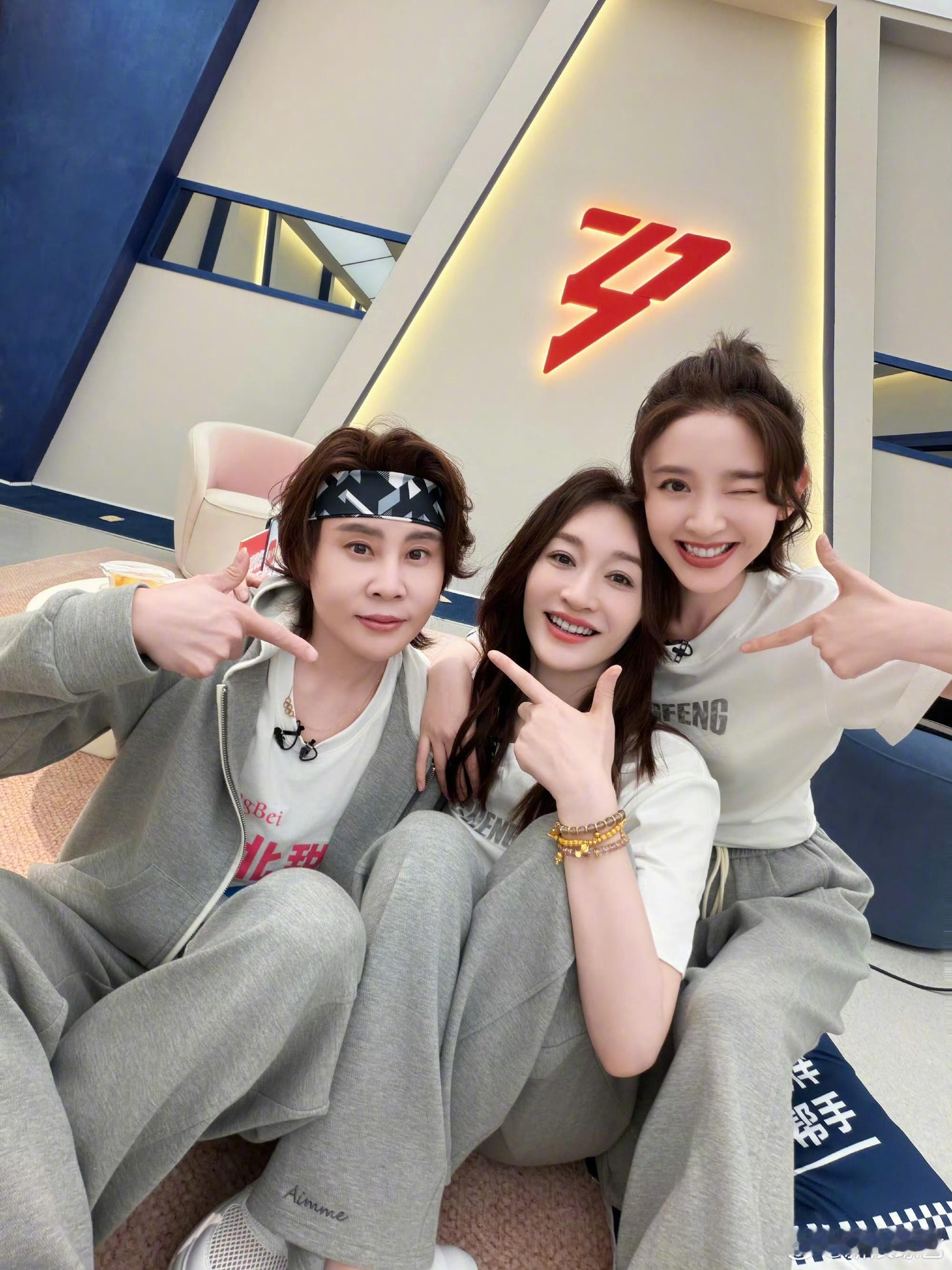 王濛回应心愿便利贴爆火 《心愿便利贴》爆火后，的回应也来了：“我说这个舞台还不够