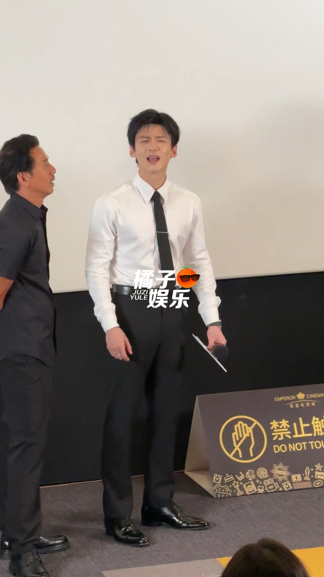 主持人：小白请闭眼看前方白敬亭：嗯嗯……嗯？闭眼看前方？？白敬亭听到闭眼看前方的