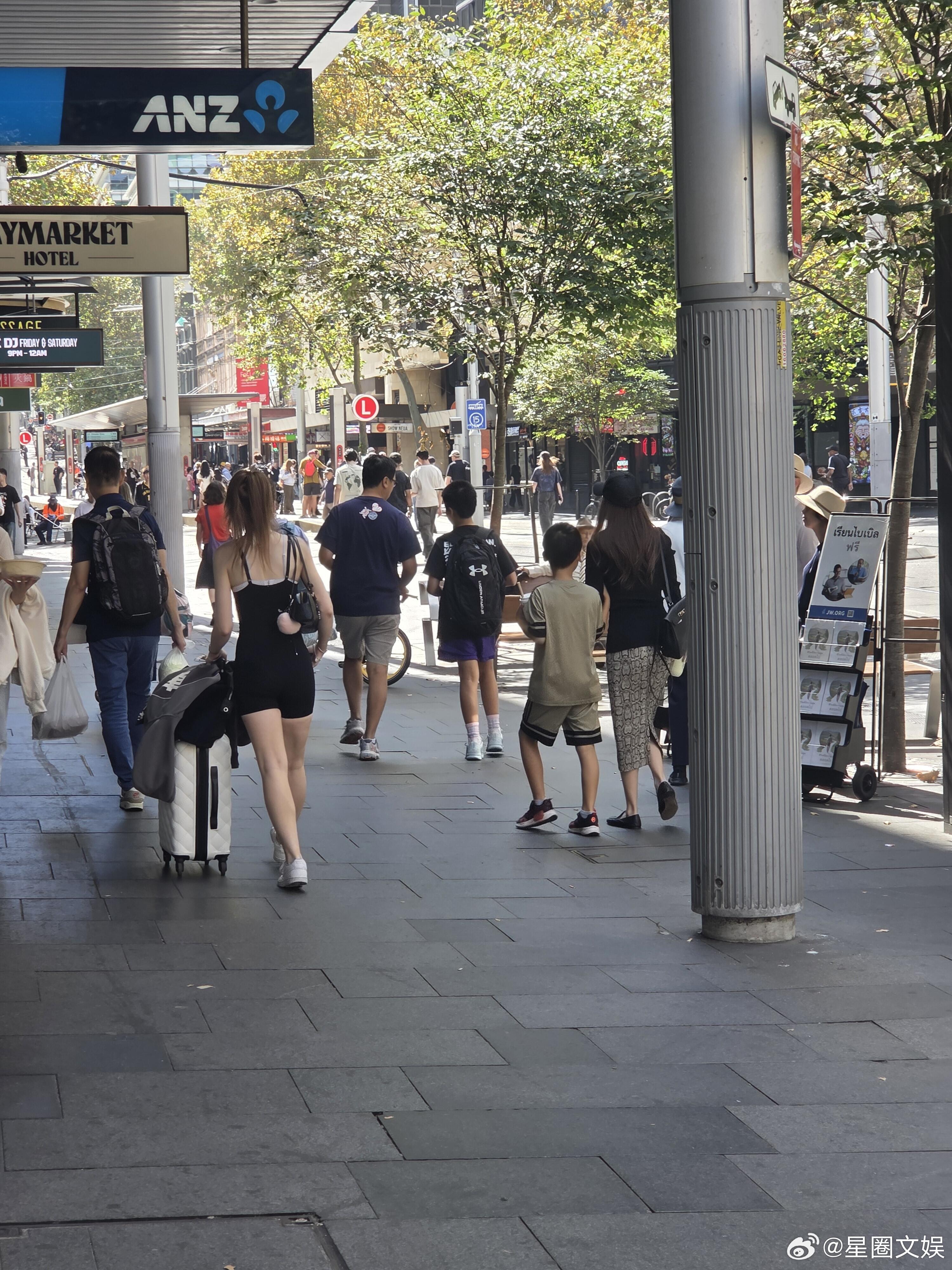 悉尼偶遇侯佩岑一家四口悉尼偶遇侯佩岑一家 悉尼偶遇侯佩岑一家四口 
