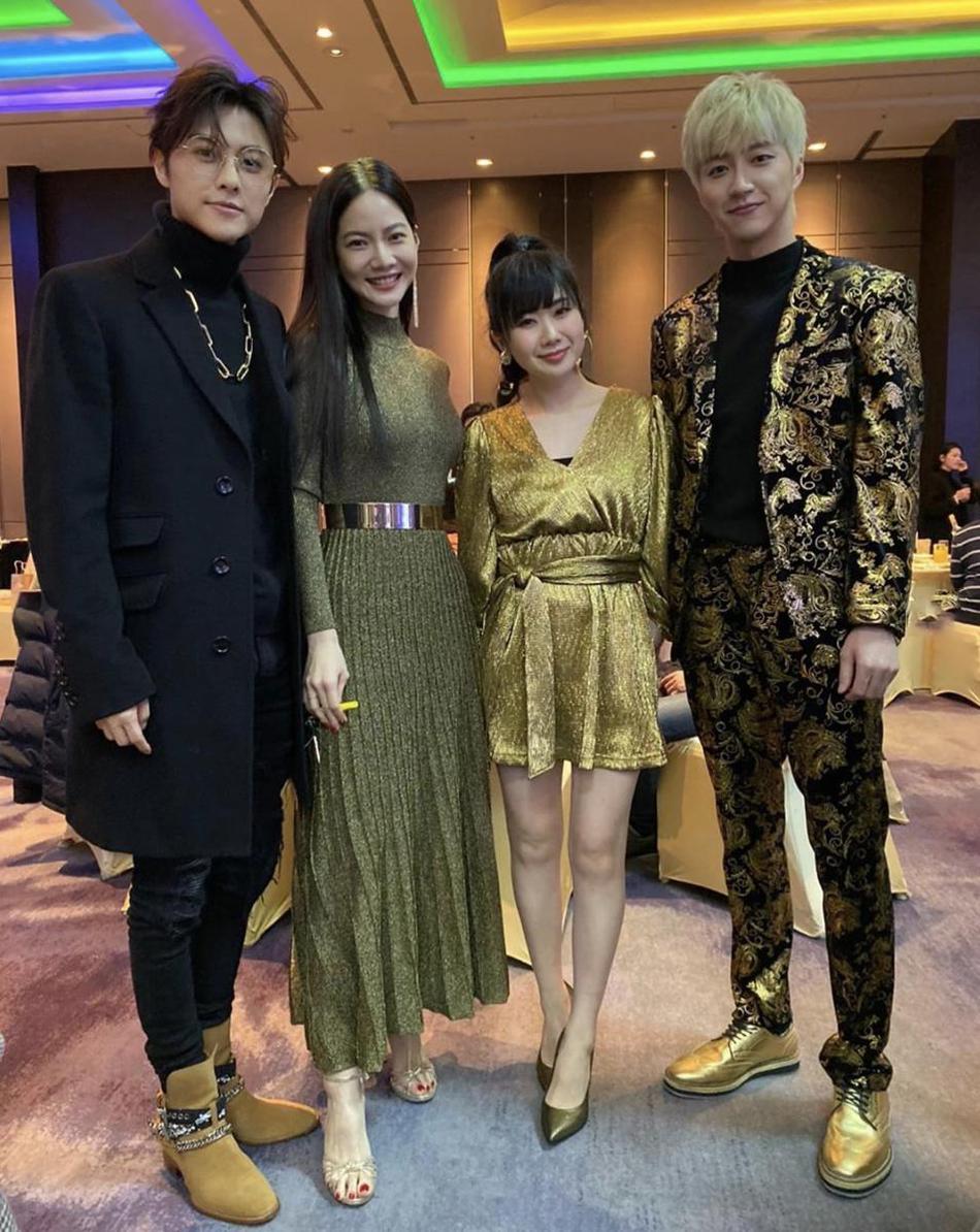 福原爱也有摩登女郎的时候，配着江宏杰那头黄毛，又潮又有型。