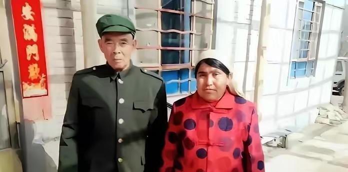 五十年代的新疆，到处都是开荒种地的热闹景象。一批批内地来的将士响应号召扎根边疆，