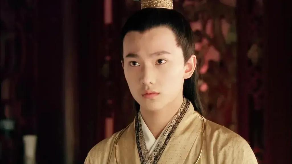 杨洋的长得这么帅，为什么古装剧都🔥呢？
第一位，《红楼梦》饰演贾宝玉
第二位，