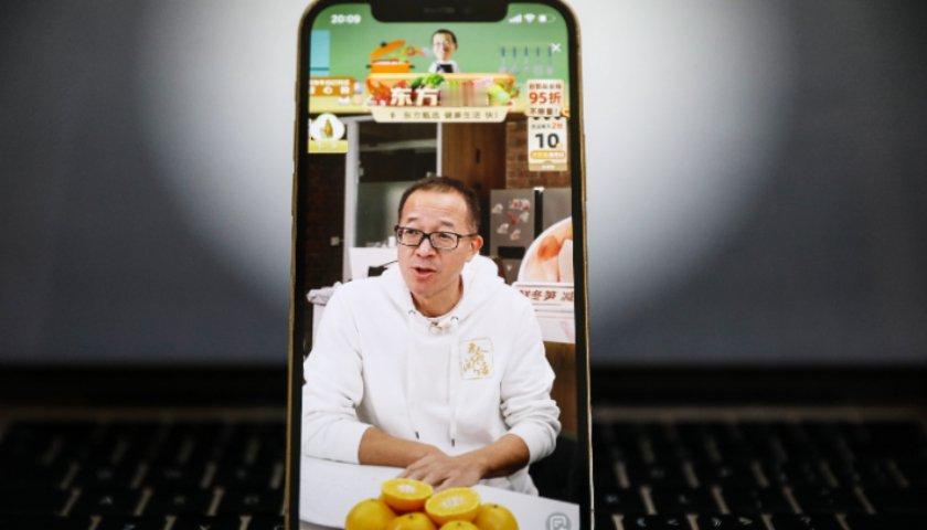 这很难评！东方甄选一个月有20亿的营业额，年会奖品却只有价值几十块的自营芝麻丸和