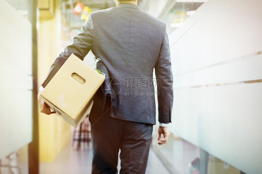 一个朋友42岁公司裁员，

给了他两个方案，

方案一是补偿35万

让他离职，