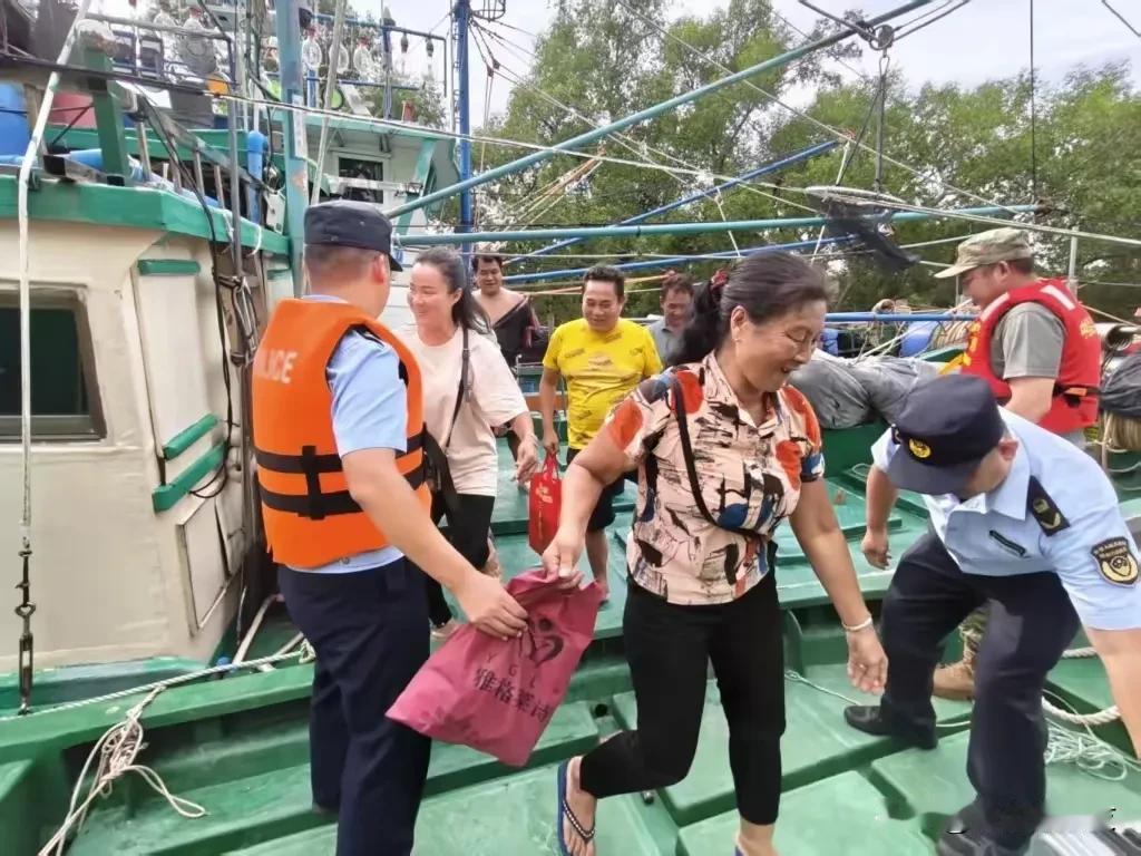 4. 海南多部门防台风麦德姆：第21号台风“麦德姆”加强为台风级，5日或强台风级