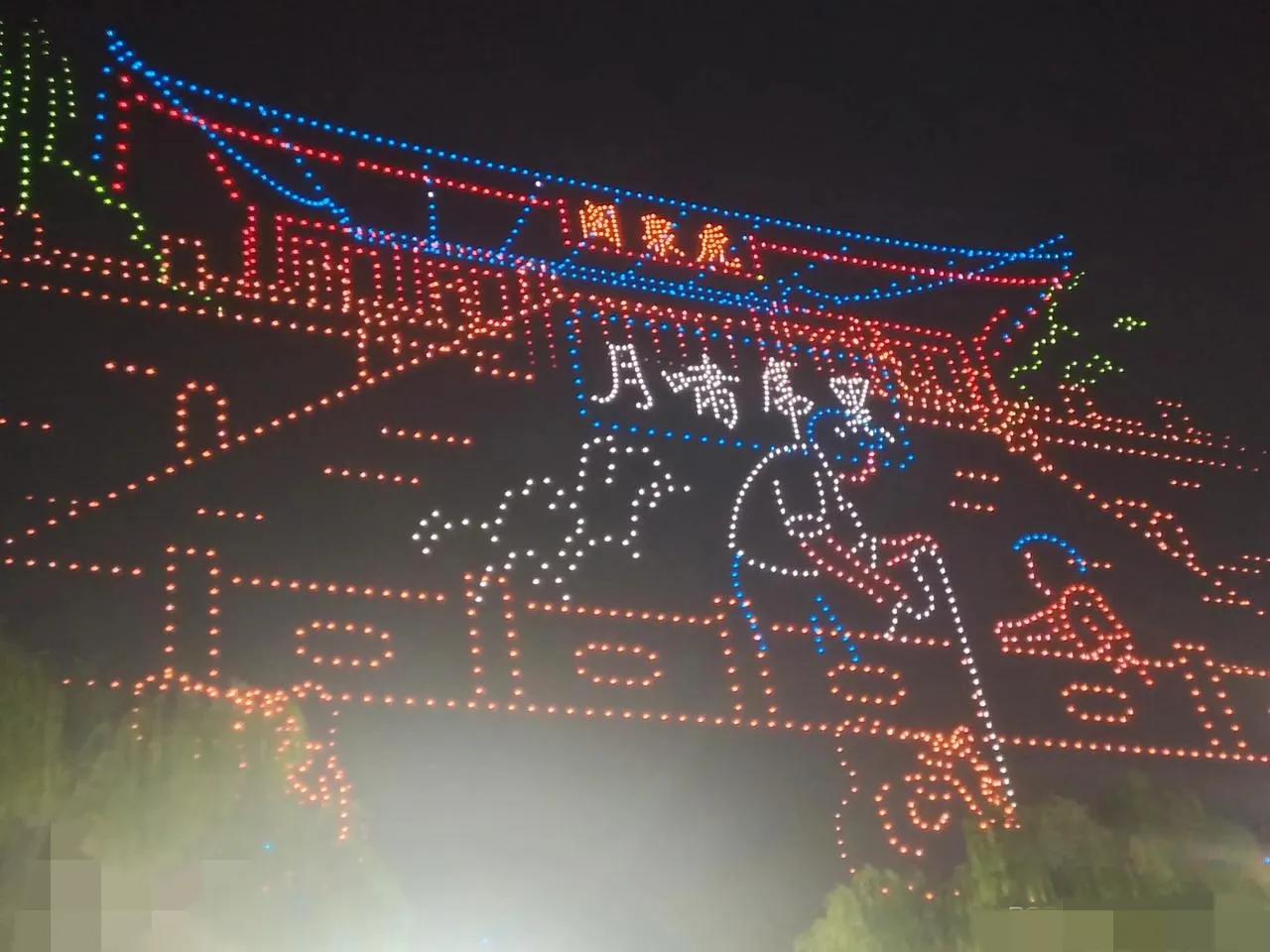 济南大明湖无人机表演，把人坑苦了，必须严查。很多人抱怨主办方，不守时间，把观众忽