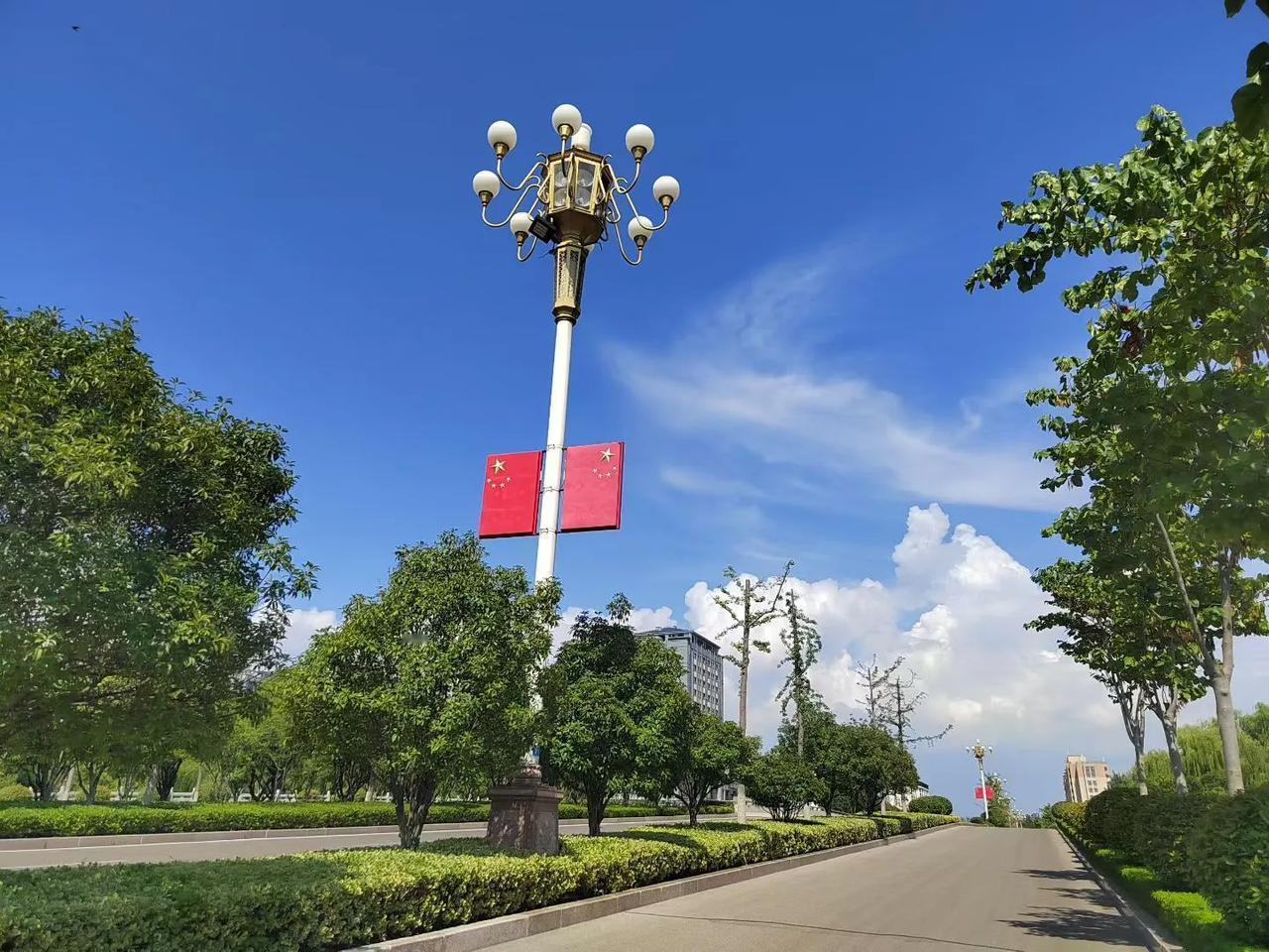 听女儿讲了这么一个笑话：
起名字

陆老师虽是个男老师，但他对我们都很好，我们也