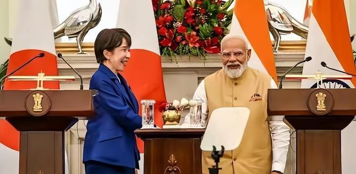 7月2日，正在访问印度的日本首相高市早苗与印度总理莫迪在正式会谈前上演了一出令人