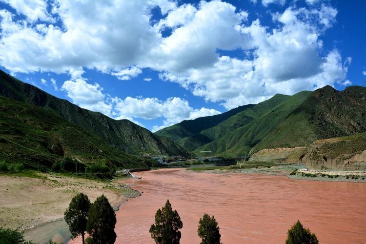 4月14日：玉树地震16年，废墟上开出的格桑花
 
16年前的今天（2010年4