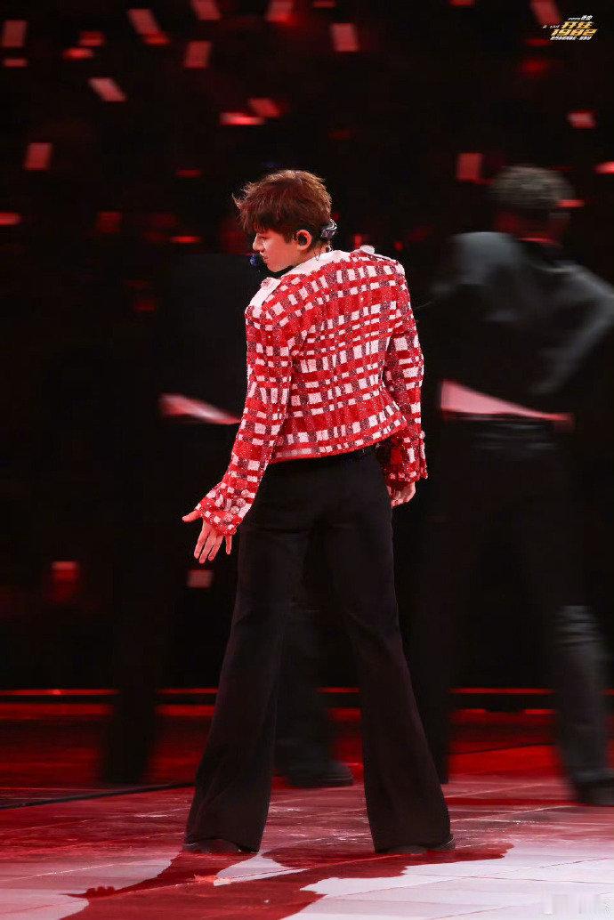 张杰习惯了 猝不及防的惊喜！张杰新春演唱会开唱《习惯了》，百年未唱的歌重现，现场