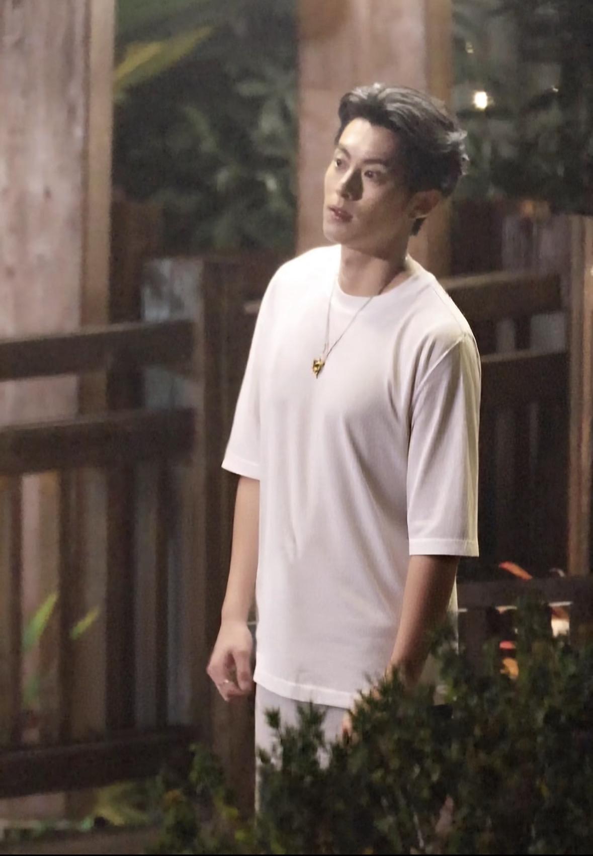 好想摸摸老公的胸肌