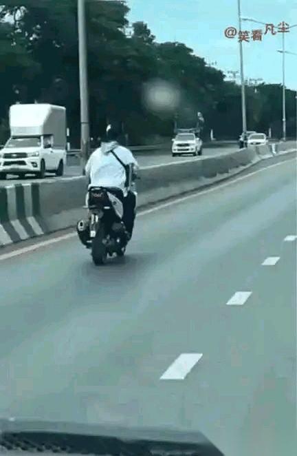 马路上，摩托车瞬间爆成碎片，残骸飞溅几十米！前一秒，那骑手还单手挑衅着过往车辆，