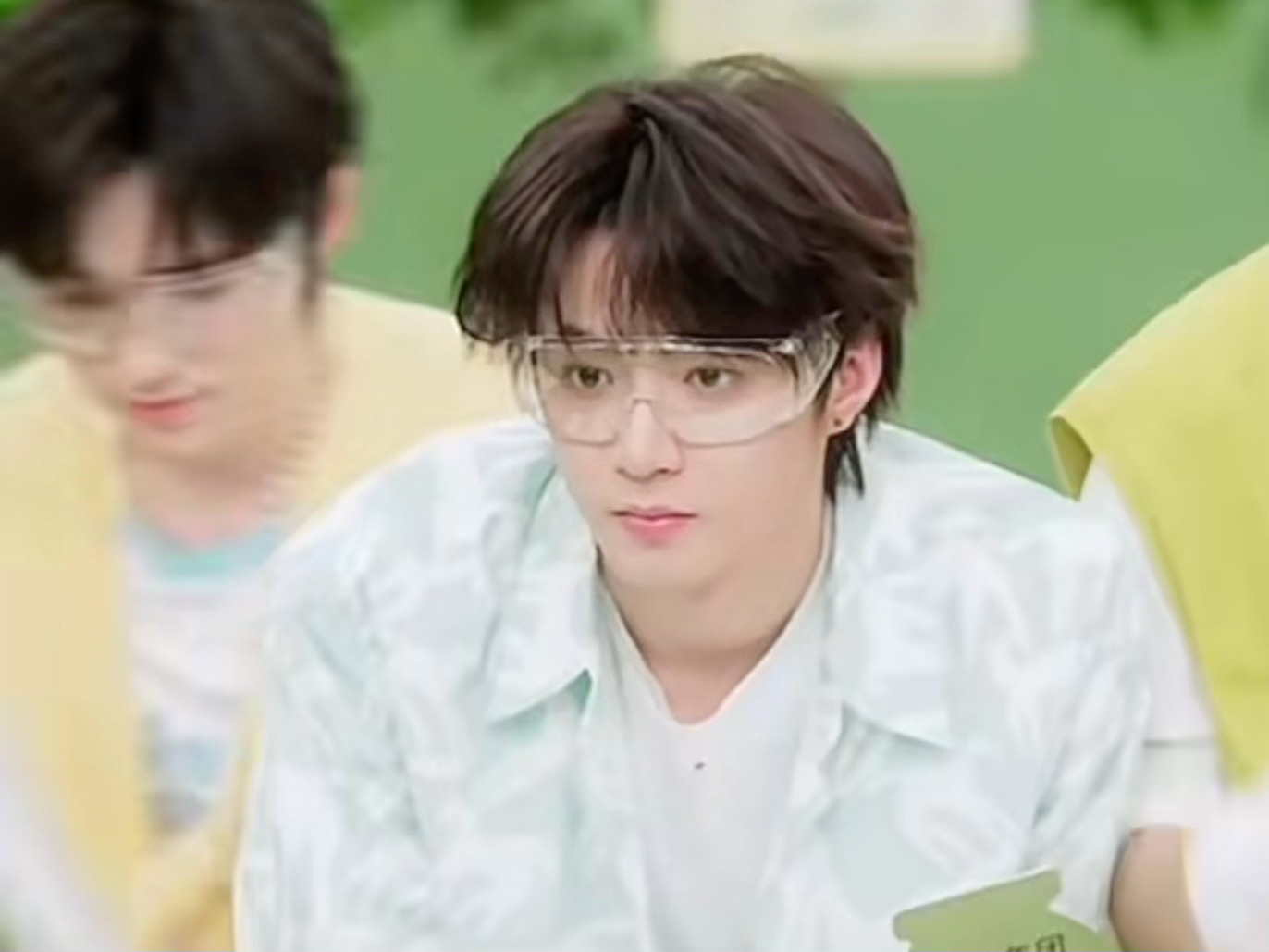 刘耀文超不经意的展示耳钉✨ 