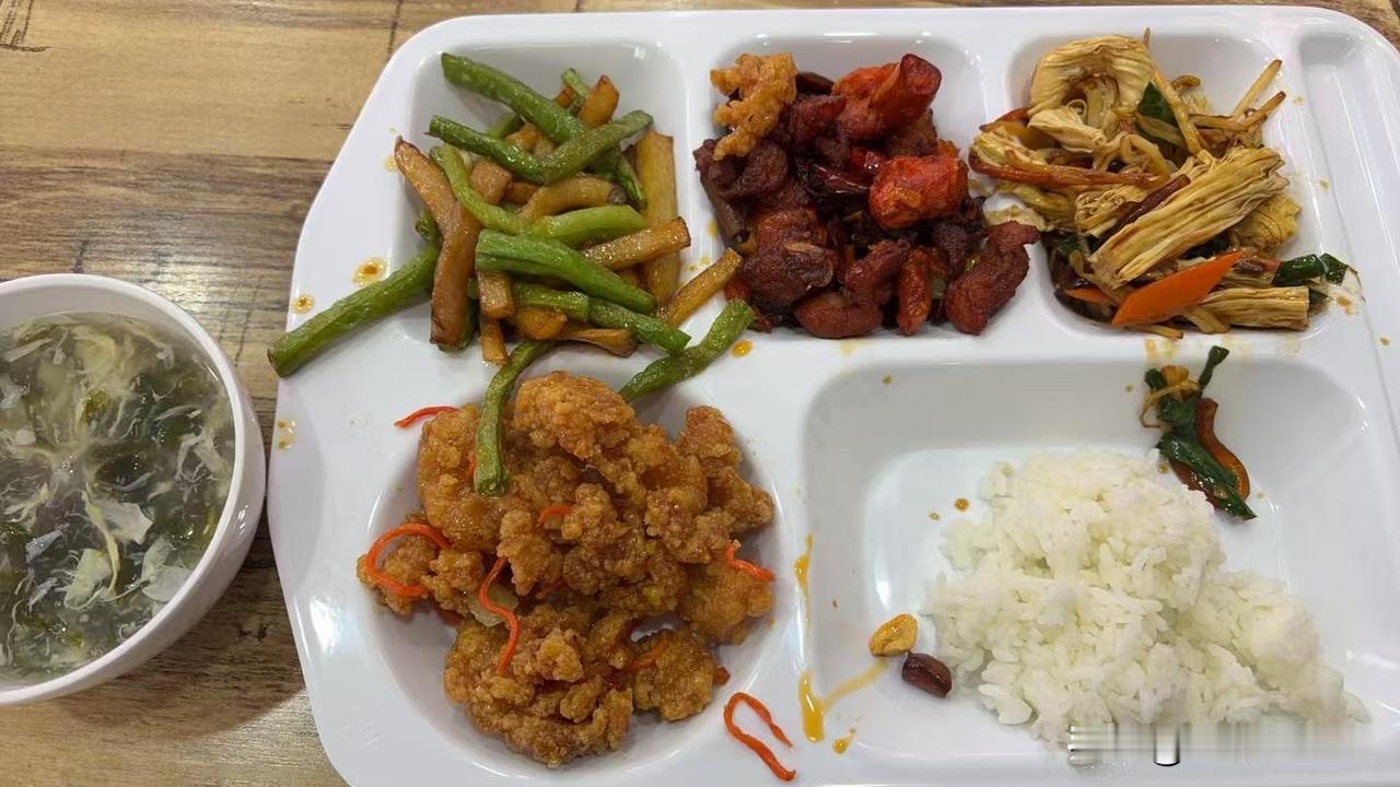 公司食堂的性价比真是越来越低了，不但价格越来越贵，菜也越来越糊弄，真是就光想吃我