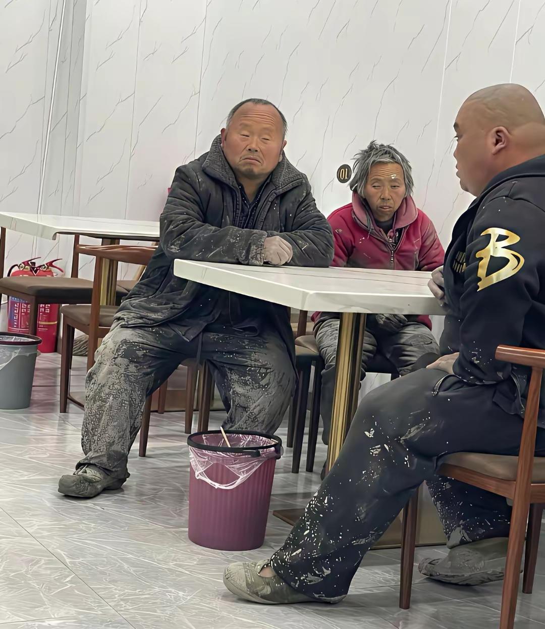 二人转某女演员忘了自己的出身，忘了来时的路，饱汉不知饿汉饥，一年挣几十万，哭穷。