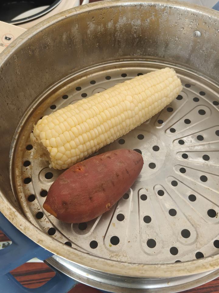 真是太难吃了！早晨去早市买了一个玉米，10块钱四个，买一个就是三块钱，我跟老板讲