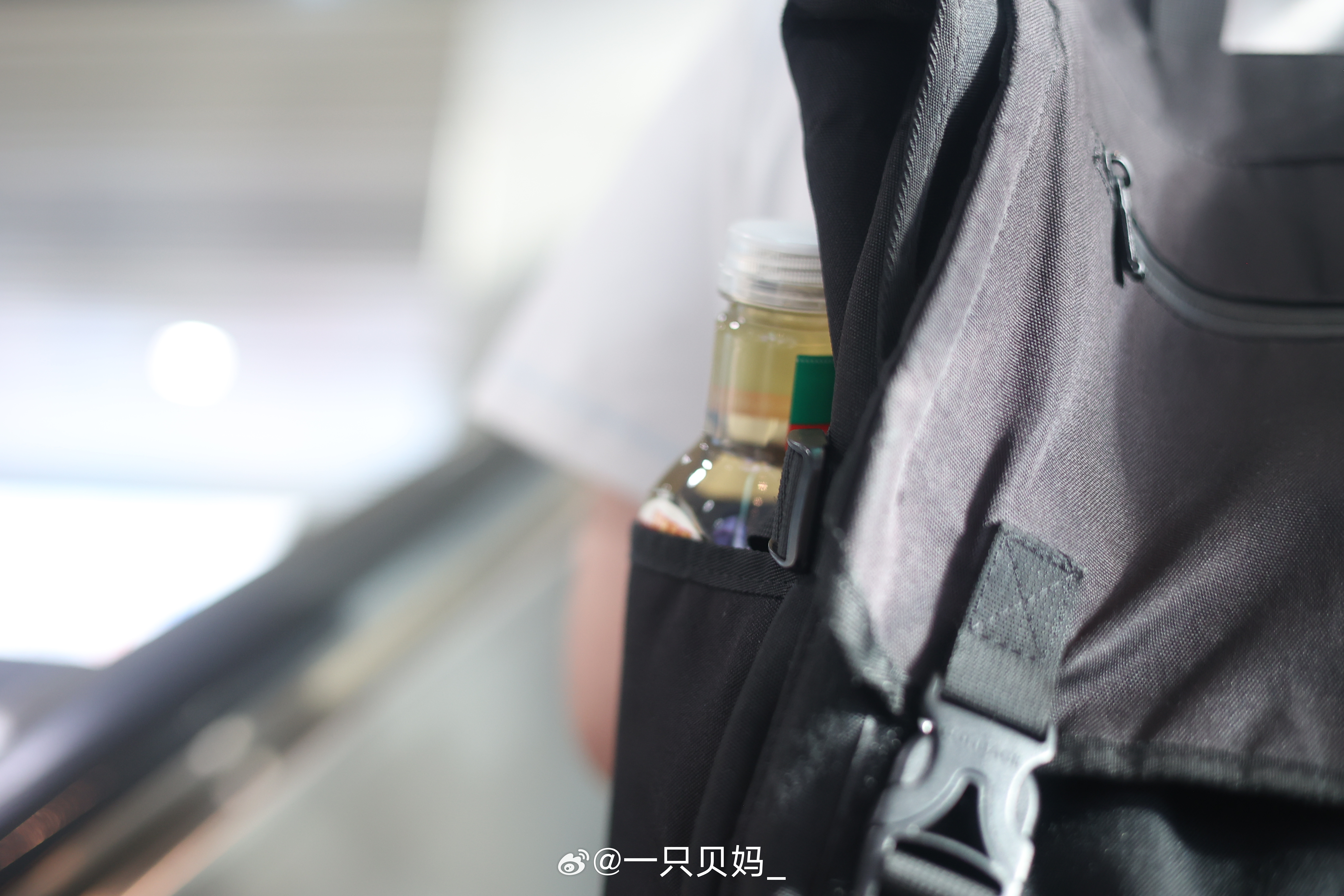 起因是威海酒店贪了石姐姐一袋子东方树叶。最终是少年爹被塞了一瓶。 