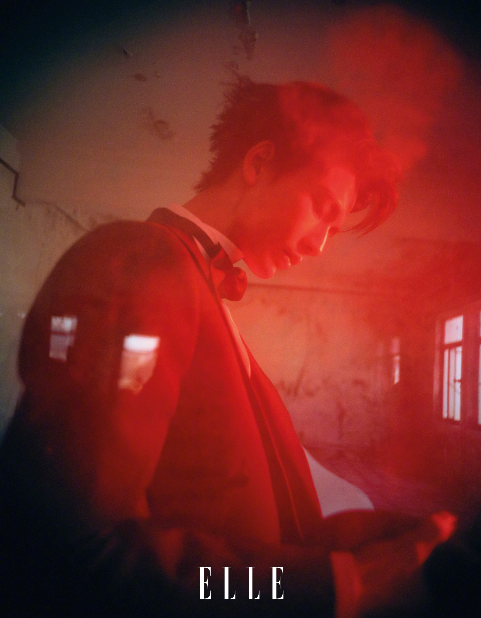 ELLE四月刊张凌赫封面张凌赫时空折叠ELLE大片摄影：许闯 