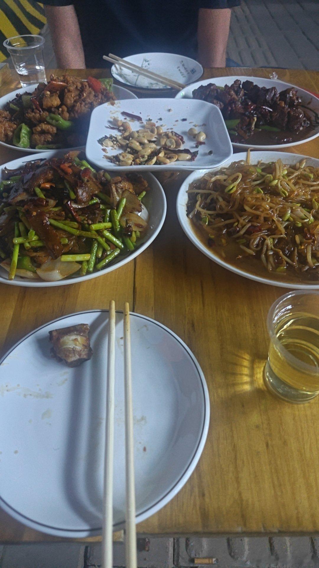 每日一餐分享 夏天街头喝两口也是很可以的 