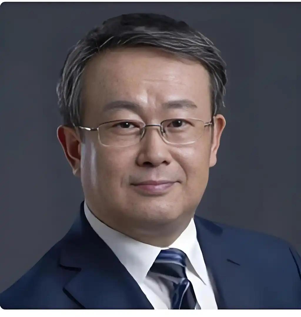 网上不少人批判项立刚，有人讥讽他是全才，有人挖苦他是会计专业中专生等等。
但我觉