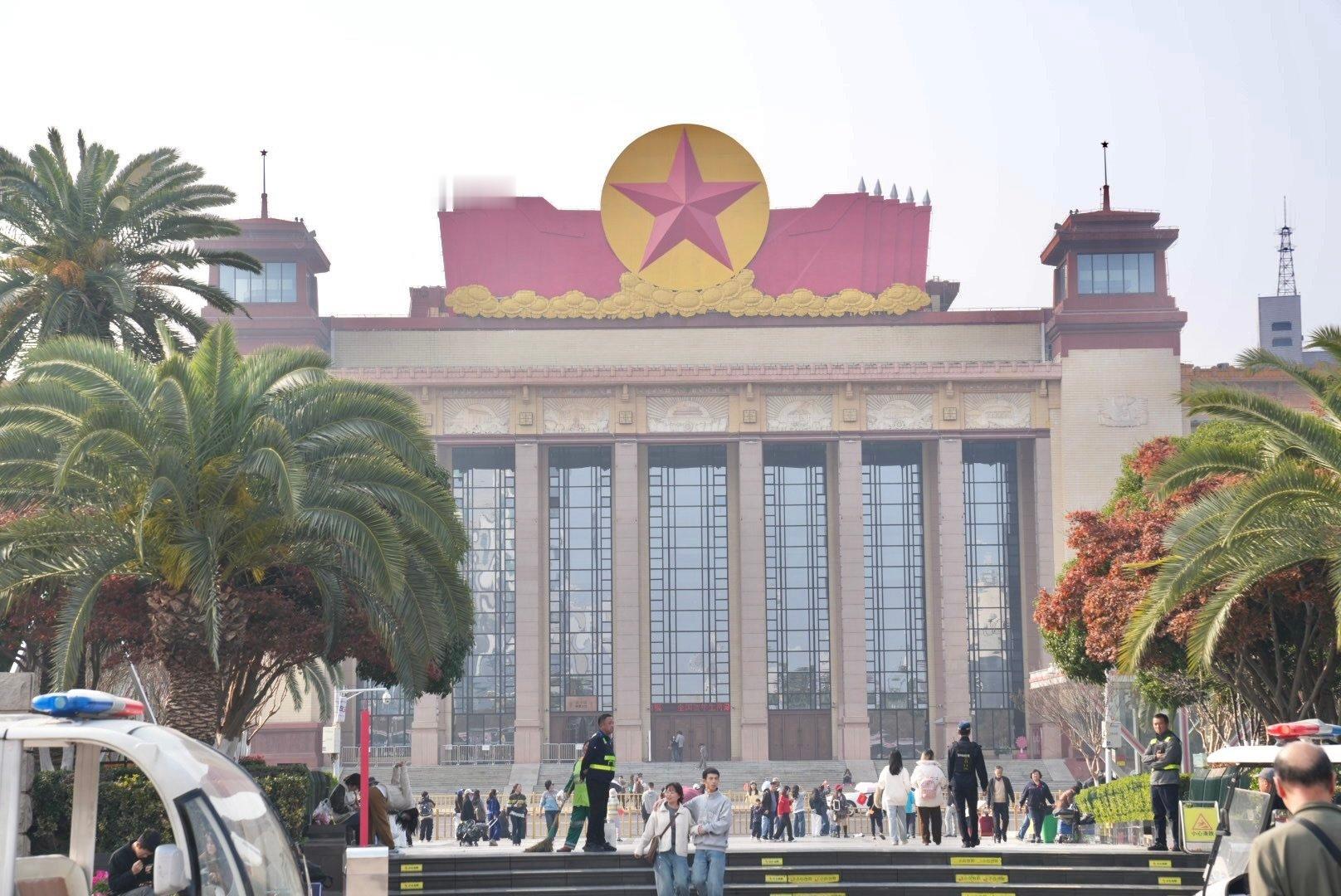 人间烟火的温暖南昌最动人的打开方式以八一广场的晨光为序章，纪念塔下的松柏苍劲，鎏