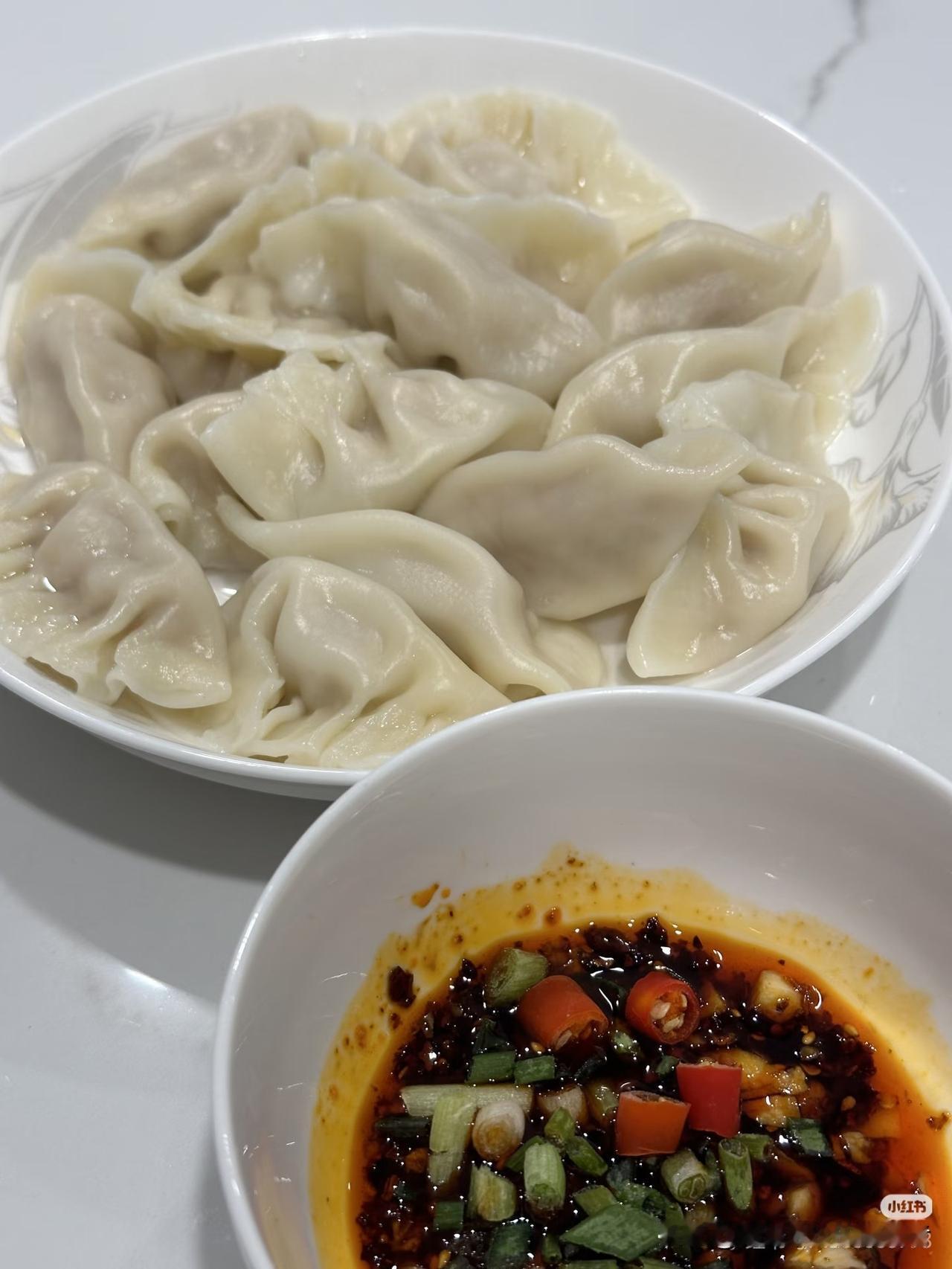 饺子到底是菜还是主食？答案其实很简单！
 
饺子这东西真能引发“南北大战”！有人