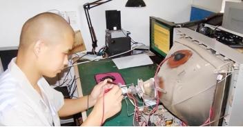 1992年，浙大高材生李红涛被警察逮捕，然而让所有人不敢相信的是，他竟然趁着警察