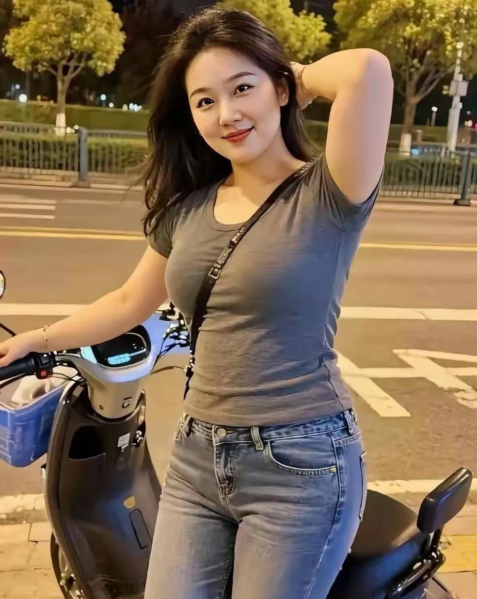 清平乐·夜街闲影
 
晚风街路，树色沾灯雾。
轻挽云丝含笑顾，衣简身姿楚楚。
斜