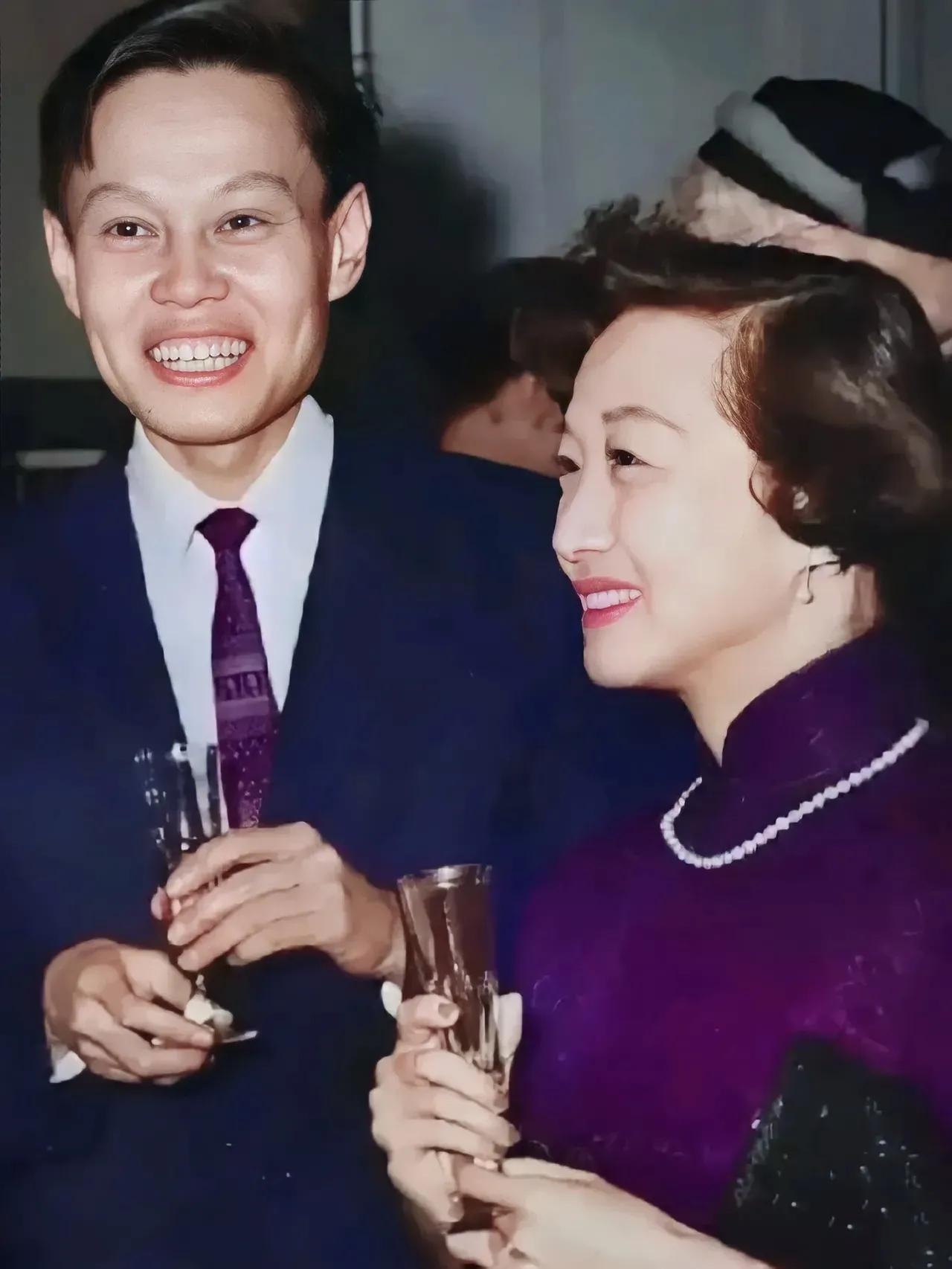 这是杨振宁人生中最得意的时刻，拍摄于他获得“诺贝尔物理学奖”的庆祝晚宴上。

1