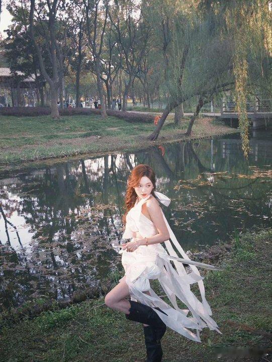 听舞蹈老师说她私下特别认真，练动作时会反复抠细节，哪怕已经很熟练了还会主动要求加