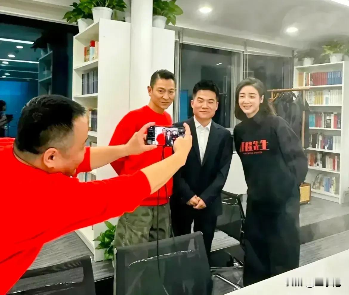 董宇辉每次和异性拍照，他就会下意识的保持距离。
看来初恋给他留下的阴影很大，当初