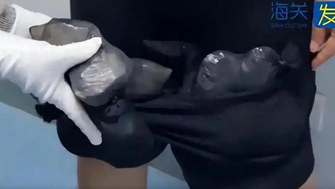 反华势力入侵？我国海关截查两名女子，掀开裙子一看，好家伙，大腿上密密麻麻缠满了活