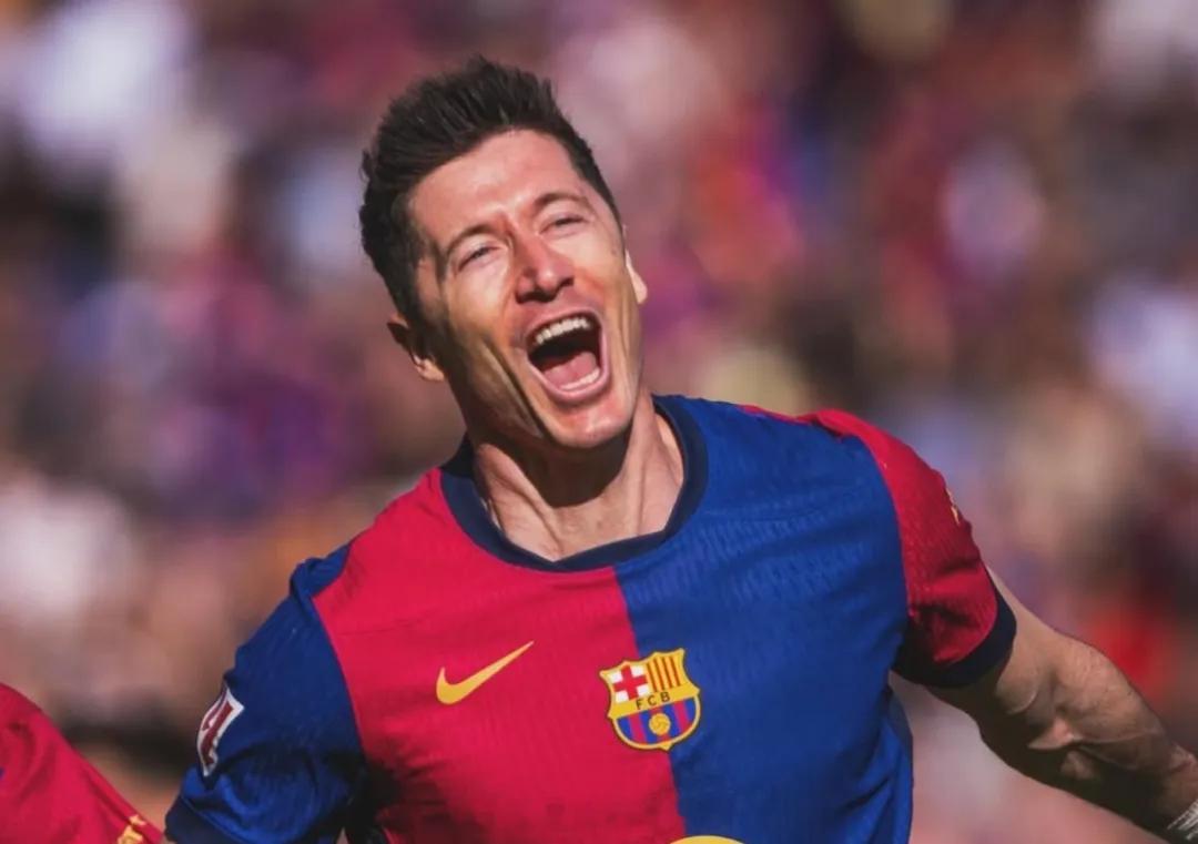 莱万在接受采访时谈到了他的未来问题，这名老将的合同明年到期。巴萨前锋表示：“我有