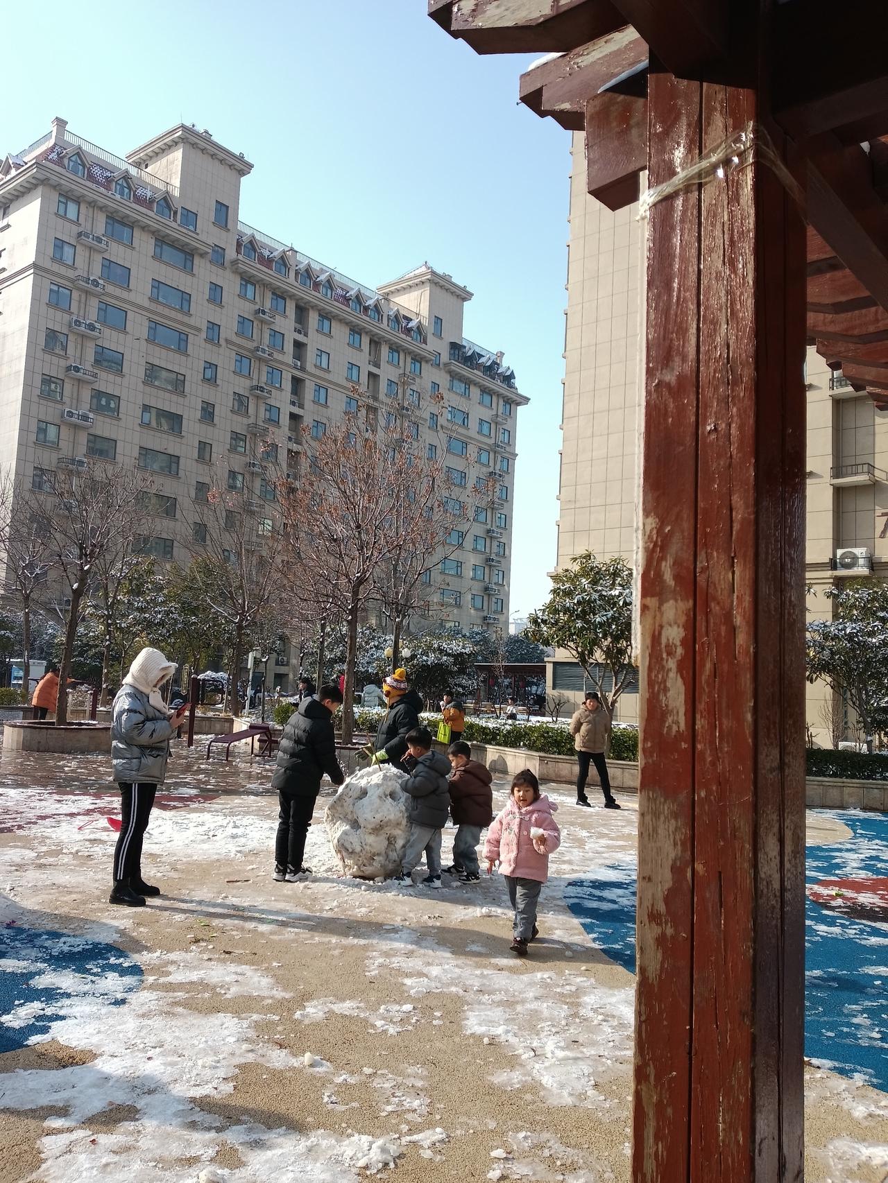 鹤壁这场大雪，把世界变成了孩子们的快乐星球！小区广场全是撒欢的小身影，攥着雪球追