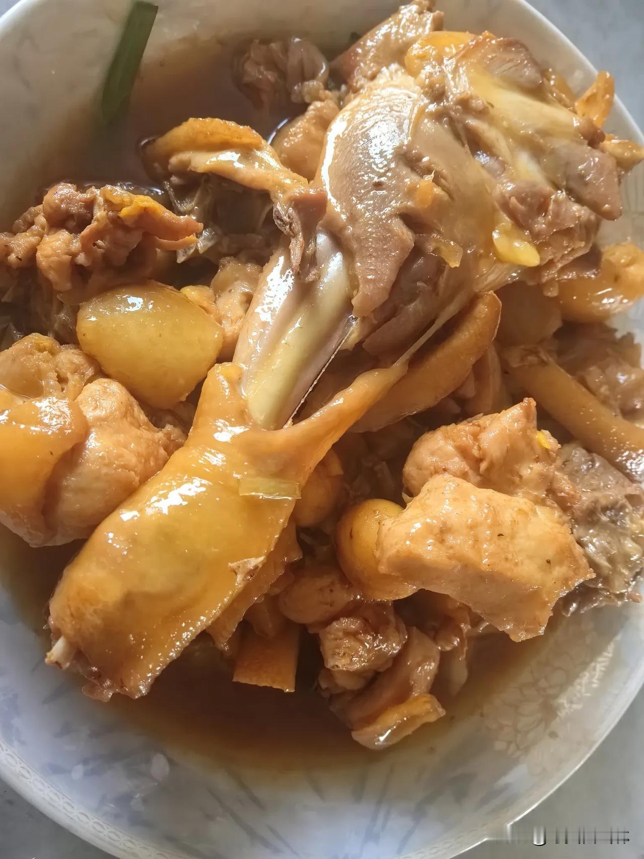 今日晌午，保姆休假归来。我做完午餐，用过饭后洗净餐具，便即刻返回老房子。
返程途