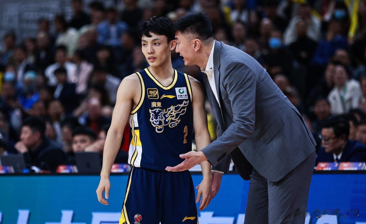 广东开局四连胜，稳居联盟第一，徐杰功不可没，他场均可以得到14分6助攻3篮板，三