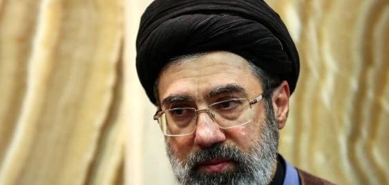 路透社最近捅破了一层带血的窗户纸：伊朗新任最高领袖穆杰塔巴，双腿被炸飞，面部严重