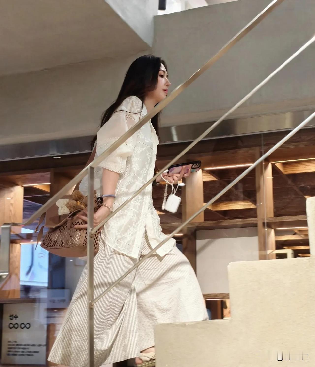 郭碧婷选择嫁给向佐，其实很大的一个因素是因为向太吧，因为当时他们俩还没有在一起的