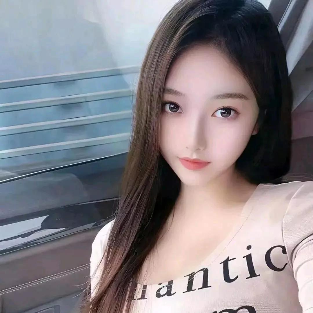 温柔甜美的少女，车窗外的风景美不胜收！