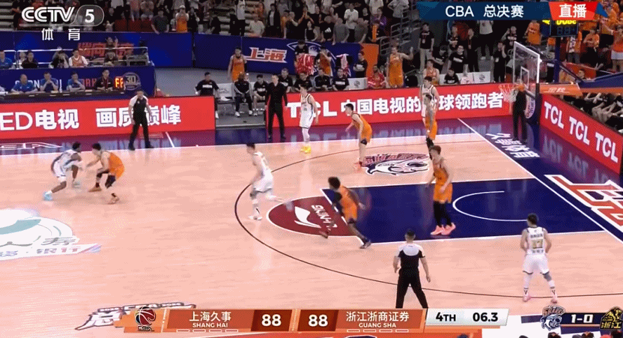 神剧情，古德温抢断布朗，追赶着时间，压哨三分绝杀！上海2-0！CBA