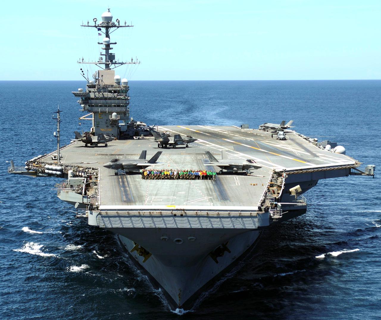 很多人对美国航母的想象，还停留在大片里：甲板上战机轰鸣、指挥室灯光闪烁、随时“全