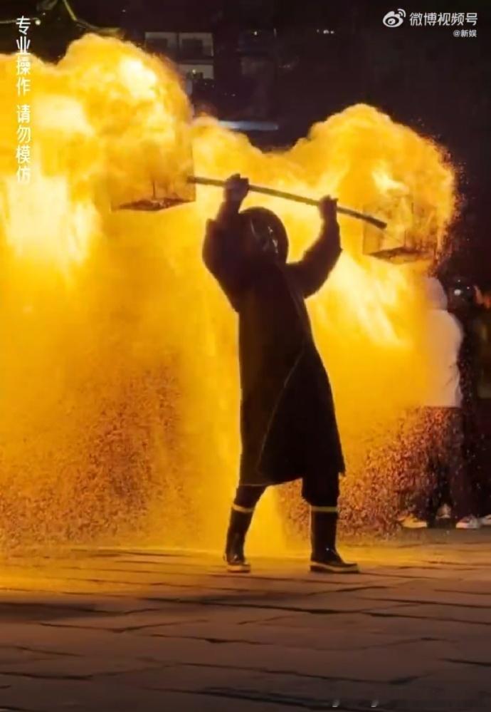 刘奕君非遗火壶表演好震撼谁懂啊！刘奕君抖火壶那下直接把我帅晕，漫天火星跟星河似的