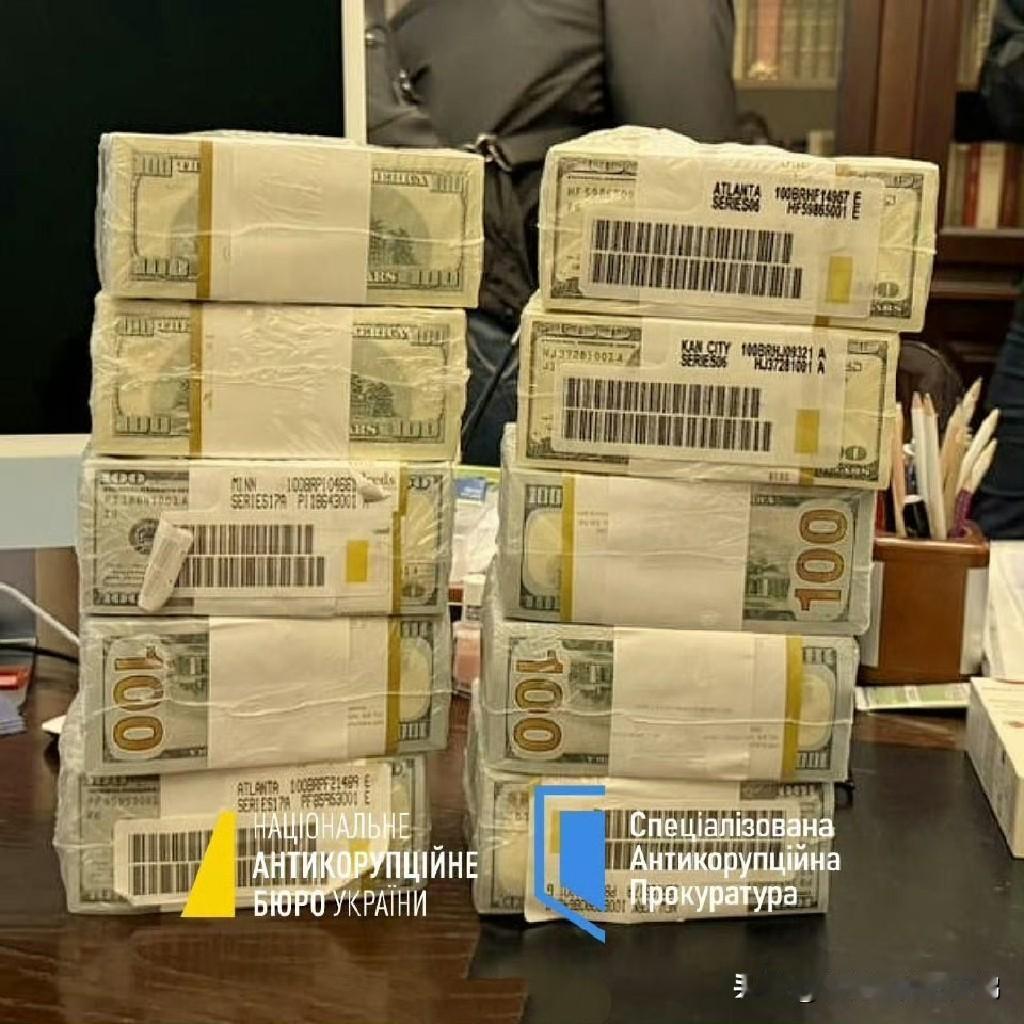 泽圣最近走背字，这真是应了中国一句老话：屋漏偏逢连夜雨。

泽连斯基的乌克兰总统