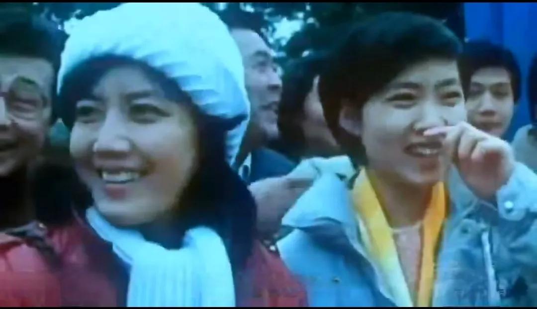 1985年的王心刚 李秀明 沈丹萍
图二 跟王心刚跳舞的是谁？