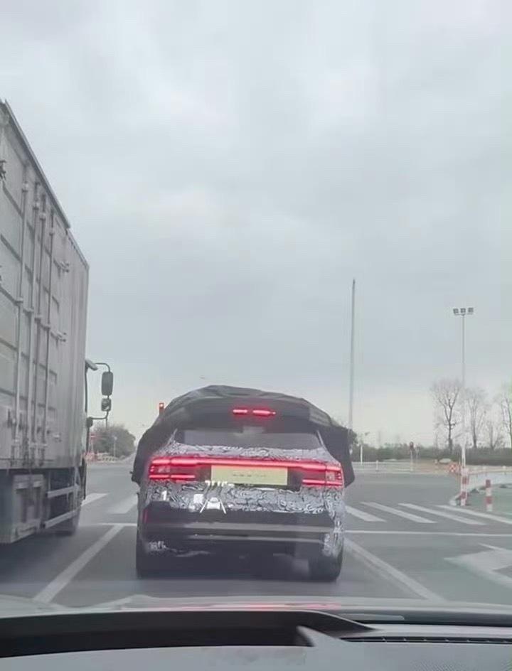 极氪 8X 轻伪装尾部谍照曝光，尾灯采用上贯穿下不贯穿设计。该车定位中大型 SU