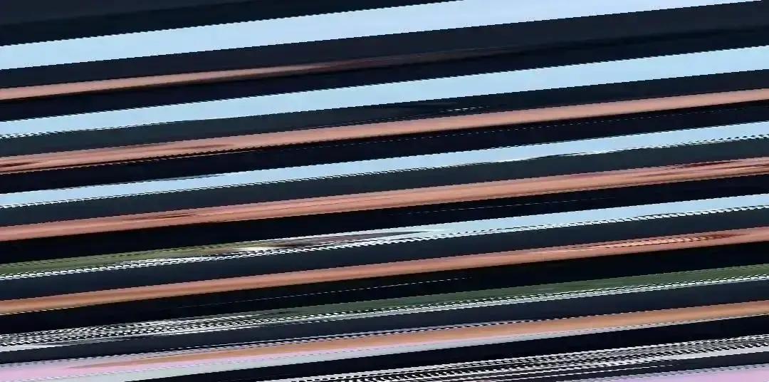 10岁霍中曦，南沙码头晒脱皮
 
晒脱皮那天，他跟着工人搬完最后一箱货，领到的不