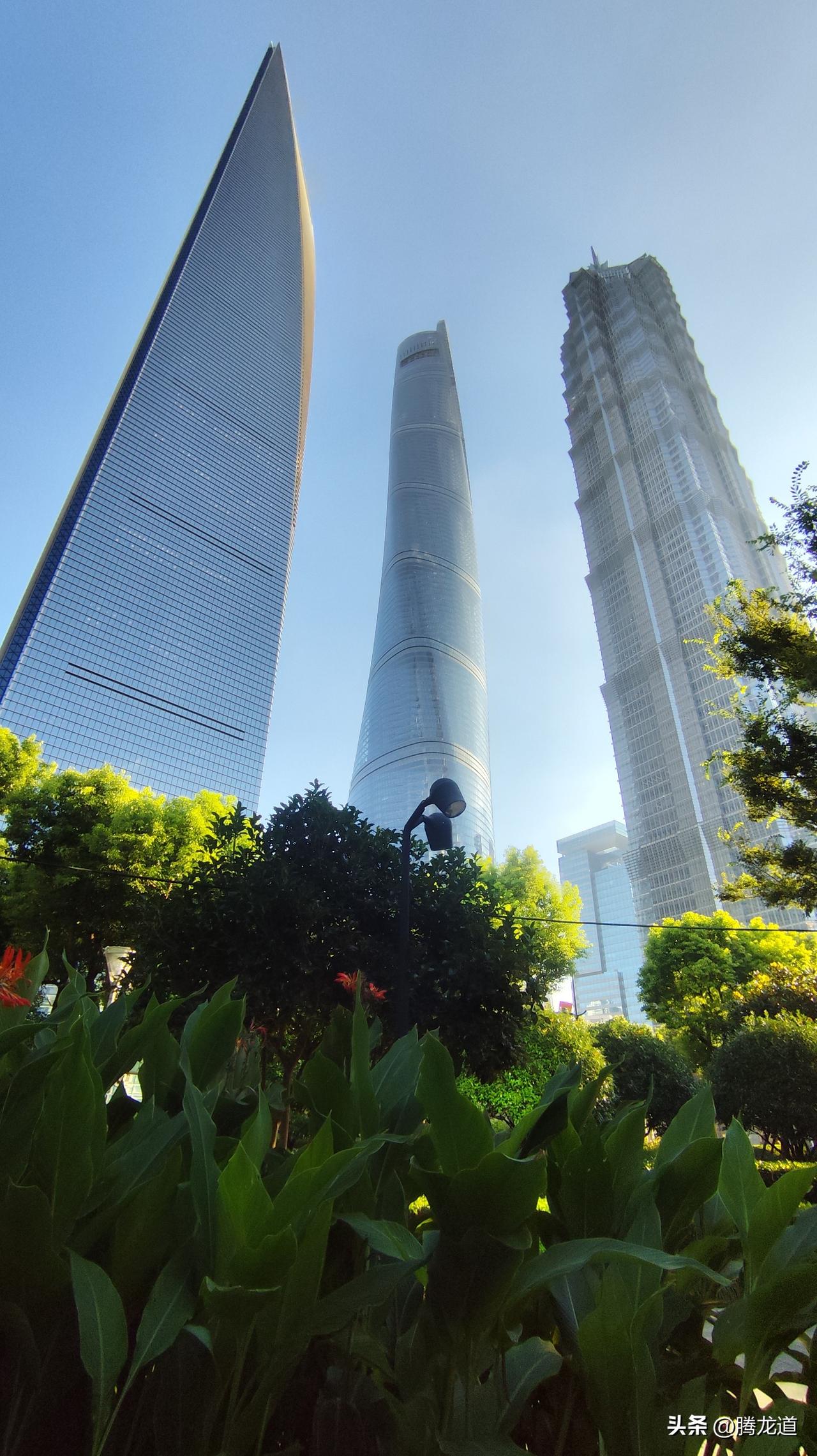 现代建筑指蓝天