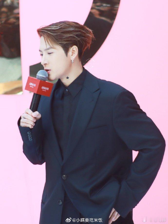 王嘉尔说爸妈2026身体快乐最重要谁懂啊！看到合照和这句话，瞬间被暖到，这才是最