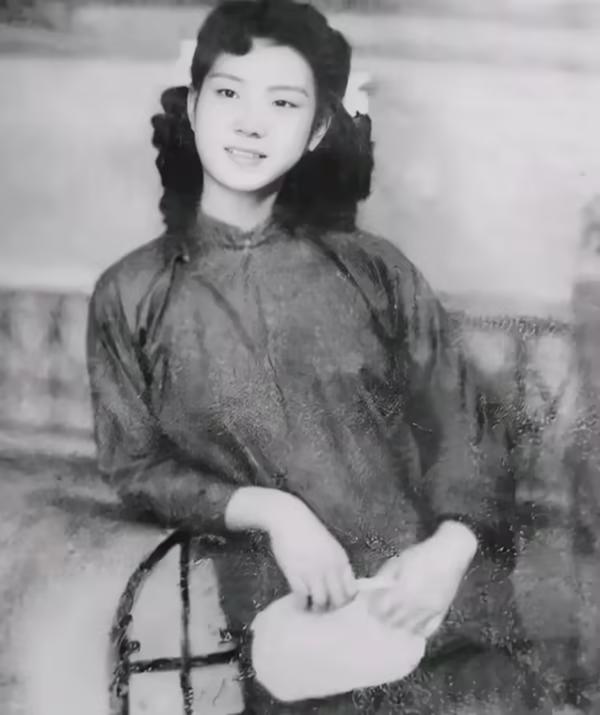 1949年，军统特务毛森抓到了一个交际花小姐，在审讯期间，毛森扒下她的衣服，露出